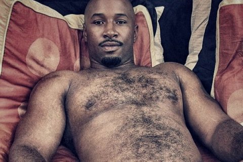 Niente modelli: le maniglie dell'amore sono super sexy - maniglie amore sexy BS1 - Gay.it