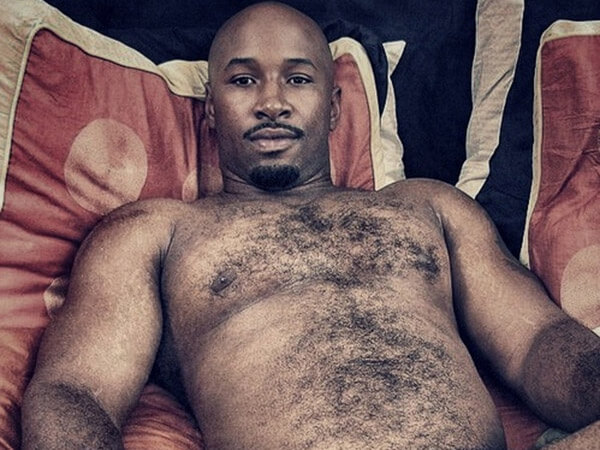 Niente modelli: le maniglie dell'amore sono super sexy - maniglie amore sexy BS1 - Gay.it