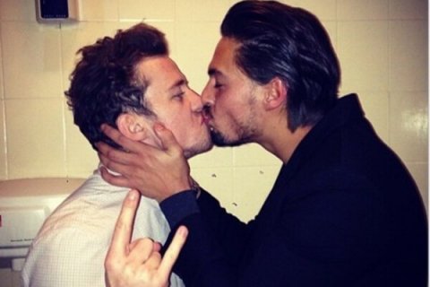 Mario Falcone e la vacanza hot ad Ibiza - mario falcone bacio gay BS1 - Gay.it