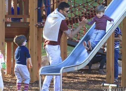 Ricky Martin porta i figli al parco - martin parcoBASE - Gay.it
