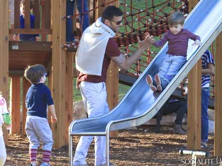 Ricky Martin porta i figli al parco - martin parcoBASE - Gay.it