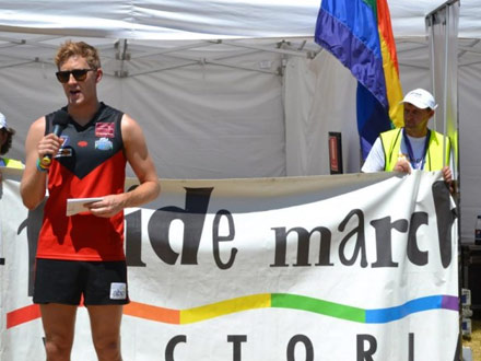 I giocatori di football aprono il Melbourne Pride - melbourne prideBASE - Gay.it
