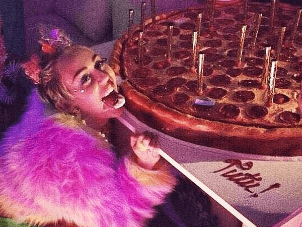 Miley Cyrus ha fatto 22 anni ed ha festeggiato così