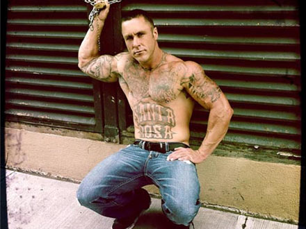 Muscolosi e tatuati? Bellissime imperfezioni - muscoli tatuaggiBASE - Gay.it