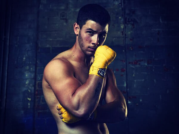Nick Jonas sempre più macho nella serie tv Kingdom - nick jonas kingdom BS1 - Gay.it