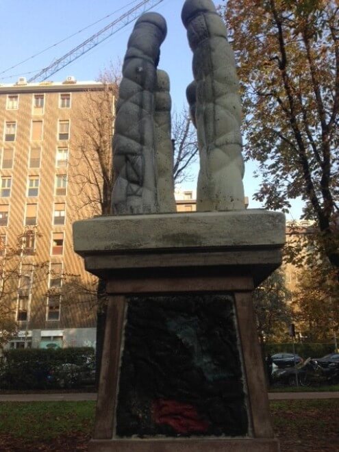 Milano. La scultura hard con i falli ha un nome: "Quattro sentinelle"