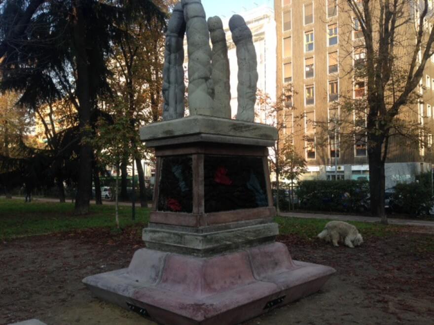 Milano. La scultura hard con i falli ha un nome: "Quattro sentinelle"
