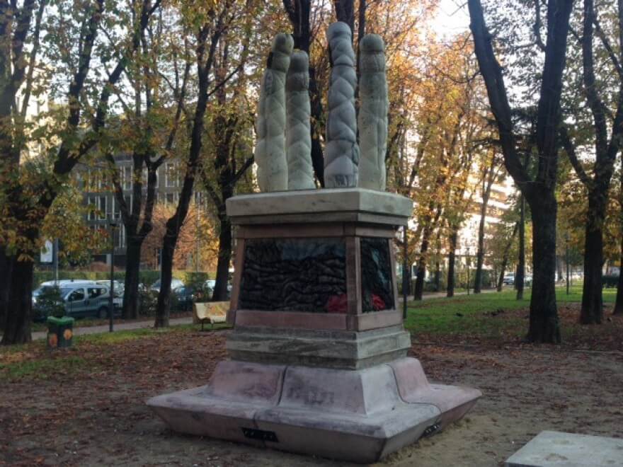 Milano. La scultura hard con i falli ha un nome: "Quattro sentinelle"