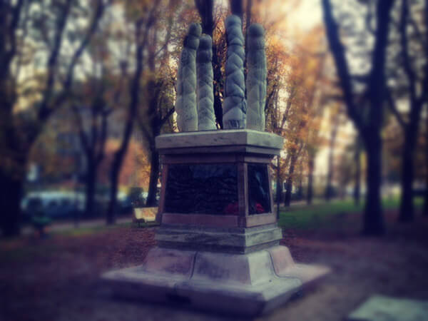 Milano. La scultura hard con i falli ha un nome: "Quattro sentinelle" - quattro sentinelle trash falli BS - Gay.it