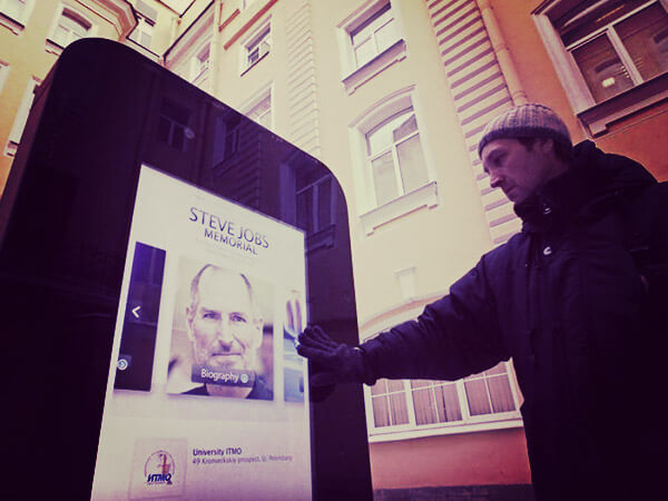 Coming out di Tim Cook: la Russia reagisce così - russia coming out tim cook monumento steve jobs BS - Gay.it