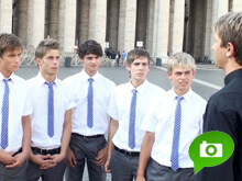 Foto: gli attori Bel Ami in Vaticano per il film scandalo - scandalo vaticanoBASE - Gay.it