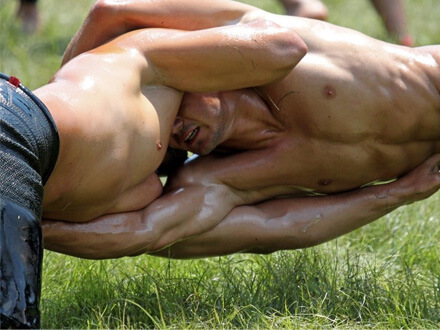Lotta scivolosa in Turchia. &Egrave; il wrestling “oliato”