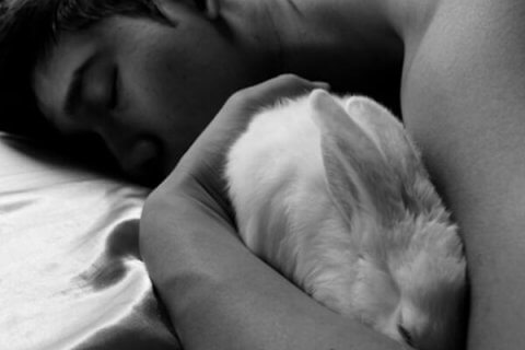 Teneramente sexy: uomini e i loro conigli - uomini conigli1 - Gay.it