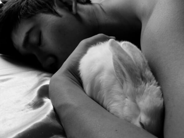Teneramente sexy: uomini e i loro conigli - uomini conigli1 - Gay.it