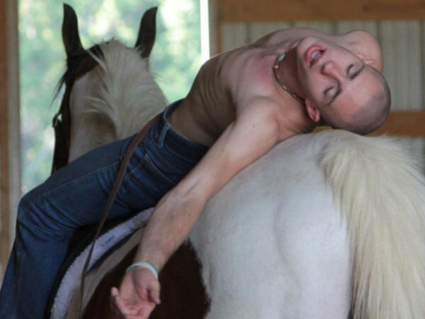 Cosa c'&egrave; di pi&ugrave; sexy di un uomo e un cavallo? - uomini e cavalli1 - Gay.it