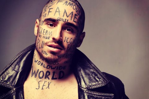 Vin Los: l'uomo ricoperto di tatuaggi senza senso - vin los tatuaggi viso BS1 - Gay.it