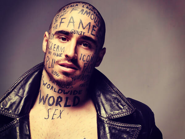 Vin Los: l'uomo ricoperto di tatuaggi senza senso - vin los tatuaggi viso BS1 - Gay.it