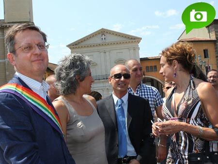 Pisa: a 42 anni da Stonewall la bandiera Rainbow sul pennone - vituperio11galleryBASE - Gay.it