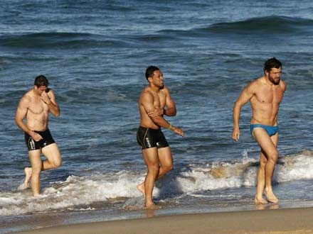 Wallabies, i rugbisti australiani si allenano in spiaggia - wallabiesBASE - Gay.it