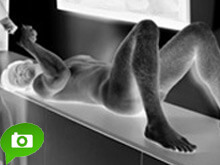 Modelli a nudo, la moda vista ai raggi X - Gay.it