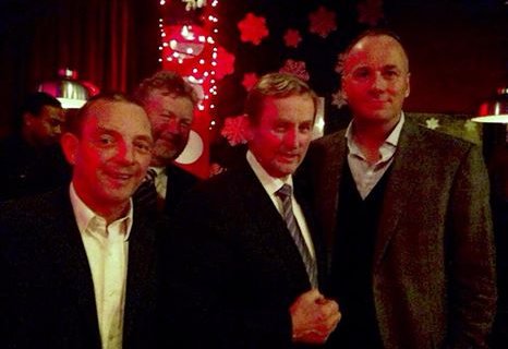 Cose dell'altro mondo: il primo ministro irlandese in un pub gay - Enda Kenny premier irlanda pub - Gay.it