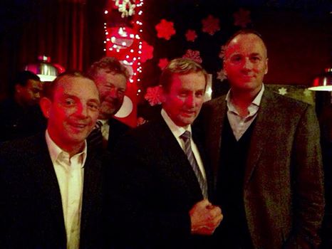 Cose dell'altro mondo: il primo ministro irlandese in un pub gay - Enda Kenny premier irlanda pub - Gay.it