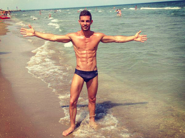 Si finge gay per un giorno su Facebook: le reazioni (da paura)