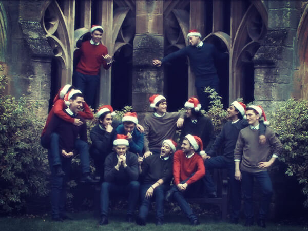 Ricordate il coro a cappella di Oxford? Sentiteli in versione Natale