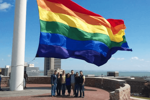 La bandiera rainbow più grande del mondo per il quarto Nelson Mandela Bay Pride - bandiera rainbow grande bs - Gay.it