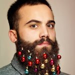 C'è chi addobba l'albero e chi addobba la barba. Scopri la nuova moda - Thumbnail