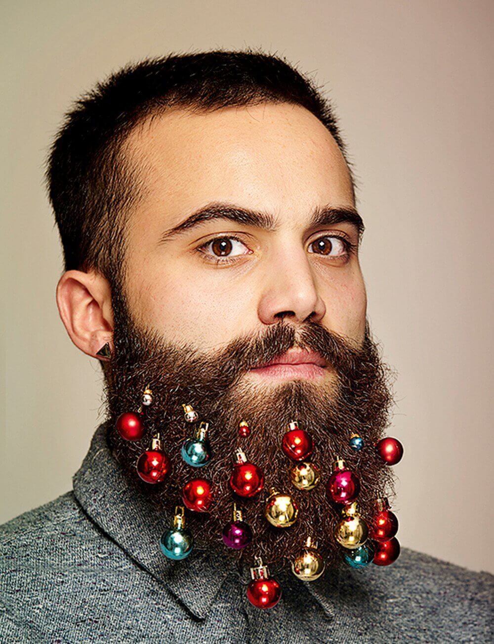 C'è chi addobba l'albero e chi addobba la barba. Scopri la nuova moda