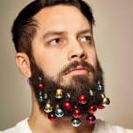 C'è chi addobba l'albero e chi addobba la barba. Scopri la nuova moda - Thumbnail