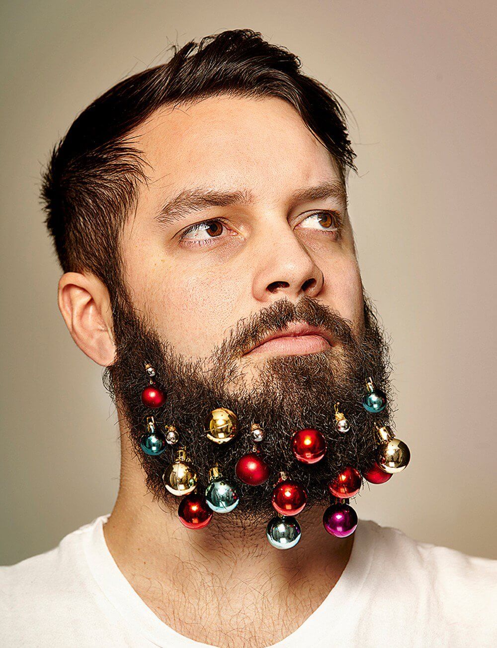 C'è chi addobba l'albero e chi addobba la barba. Scopri la nuova moda