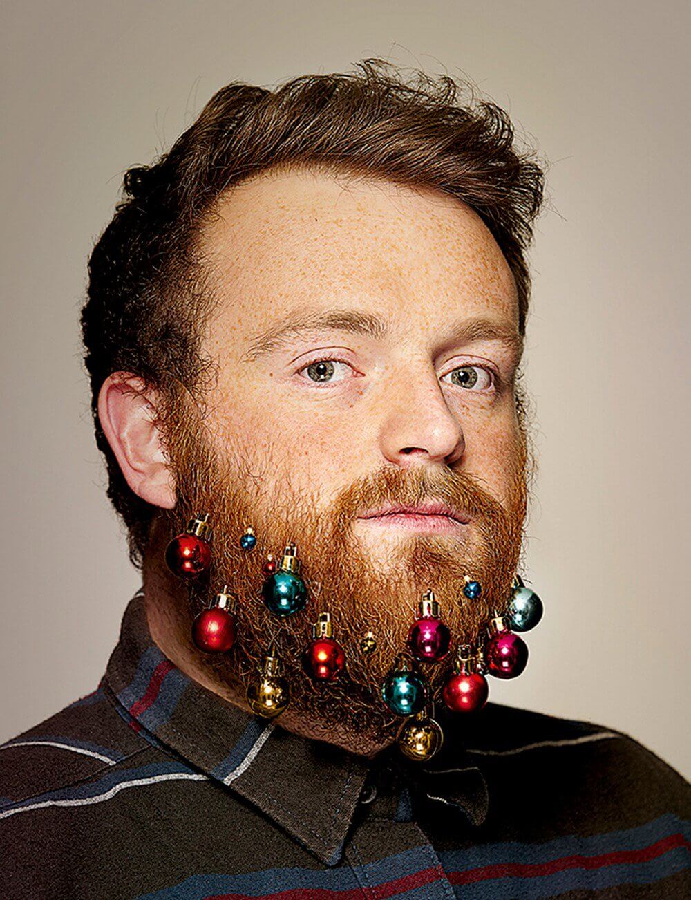 C'è chi addobba l'albero e chi addobba la barba. Scopri la nuova moda