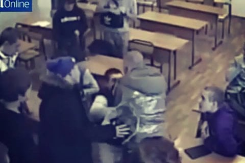 Amava l'arte: ucciso dai bulli mentre l'insegnante restava a guardare - bullismo russia scuola dicembre 2014 BS 1 - Gay.it
