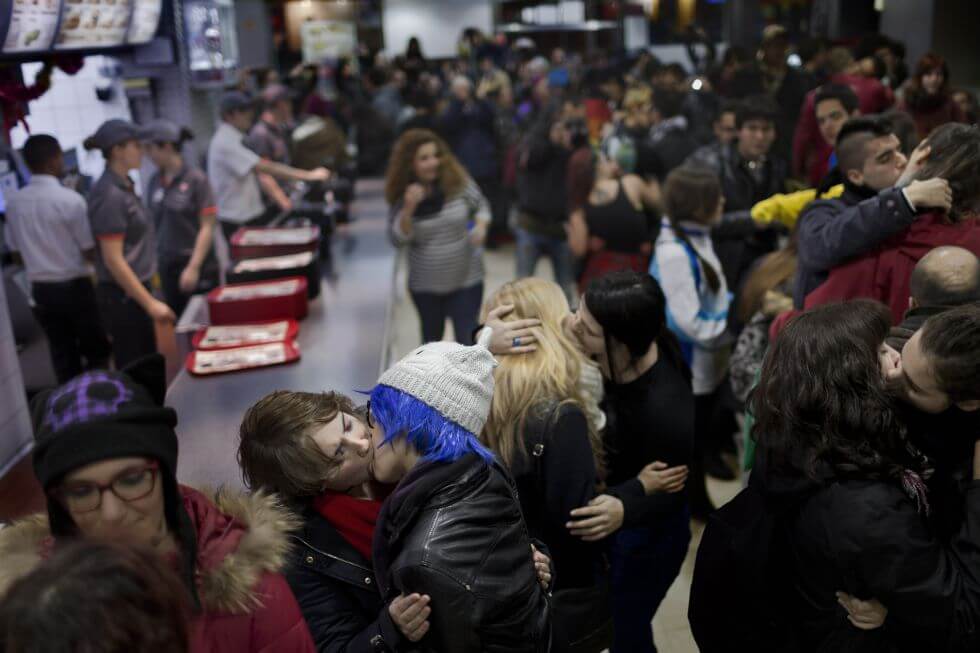 Coppia gay cacciata per un bacio: kiss-in di protesta al Burger King