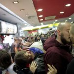 Coppia gay cacciata per un bacio: kiss-in di protesta al Burger King - Thumbnail