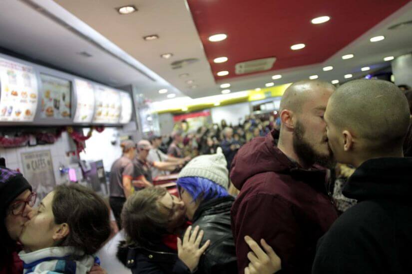 Coppia gay cacciata per un bacio: kiss-in di protesta al Burger King