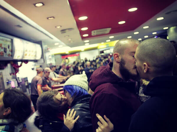 Coppia gay cacciata per un bacio: kiss-in di protesta al Burger King - burger king kiss in BS - Gay.it