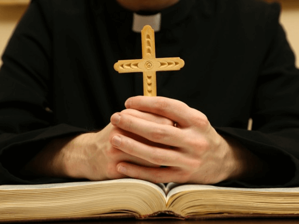 “Lì approfittano dei ragazzi”: scandalo all’abbazia di Chiaravalle