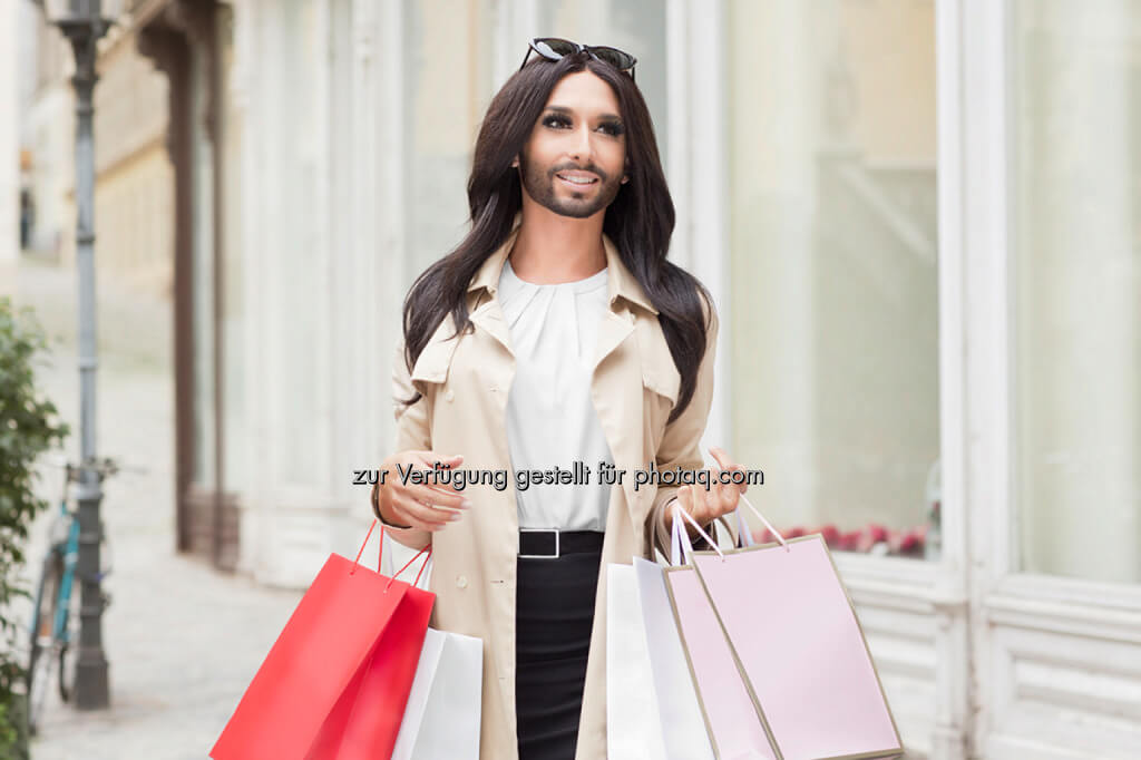 Le carte Unicredit hanno il volto di Conchita Wurst. Ma non in Italia