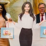 Le carte Unicredit hanno il volto di Conchita Wurst. Ma non in Italia - Thumbnail