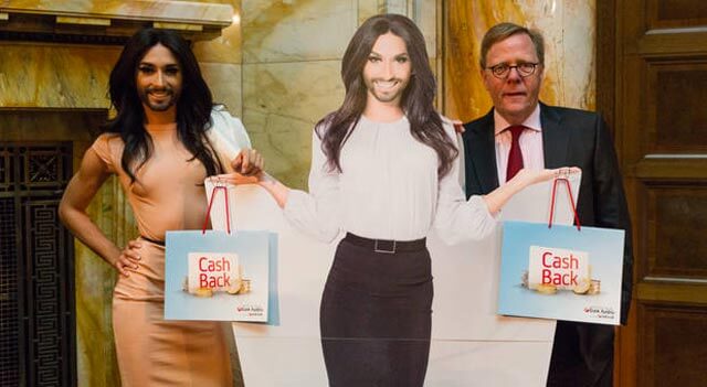Le carte Unicredit hanno il volto di Conchita Wurst. Ma non in Italia