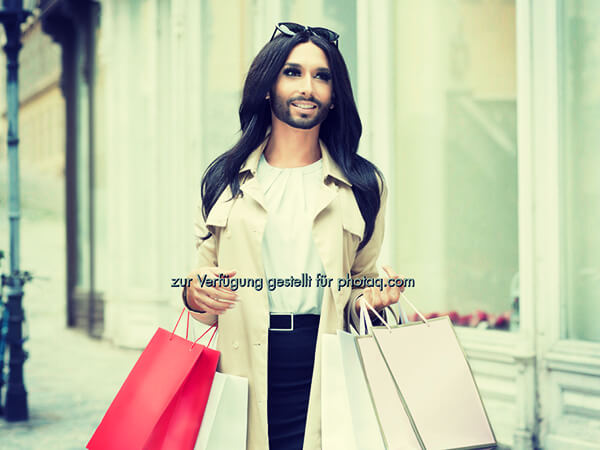 Le carte Unicredit hanno il volto di Conchita Wurst. Ma non in Italia - concita wurst unicredit banca BS - Gay.it