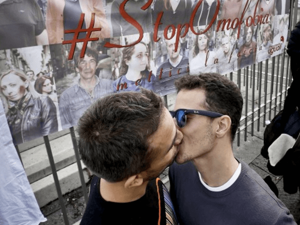 Kiss Me Day a Napoli: in piazza anche il nazista dell'Illinois - kiss in napoli bs - Gay.it