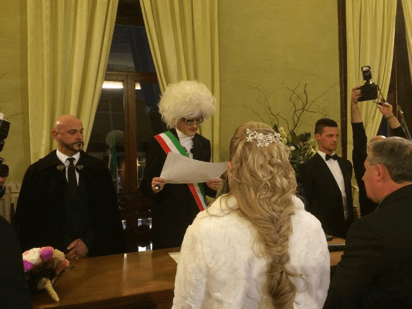 Madame SiSi sposa una coppia in comune: ecco le foto