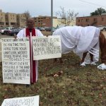 Veste il cavallo da sposa: la protesta del pastore contro i matrimoni gay - Thumbnail