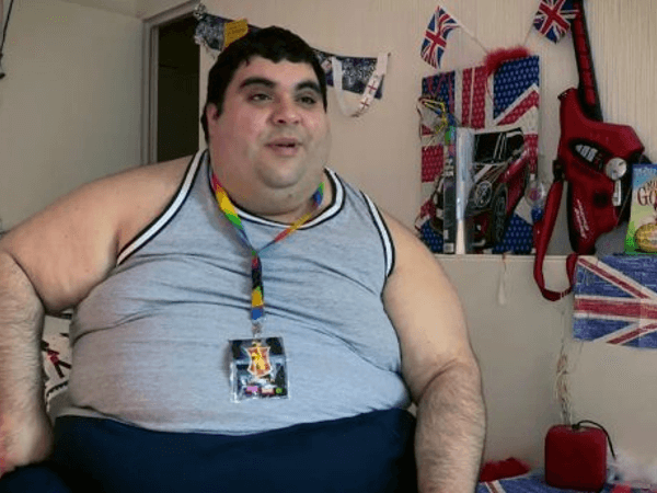 Vince Mr Gay Uk, nonostante i 190 kg, ma poi…