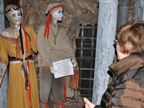 Coppia di pastori gay nel presepe. E parte la polemica
