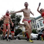 Santa Skivvies Run: torna la corsa dei Babbo Natale in slip - Thumbnail